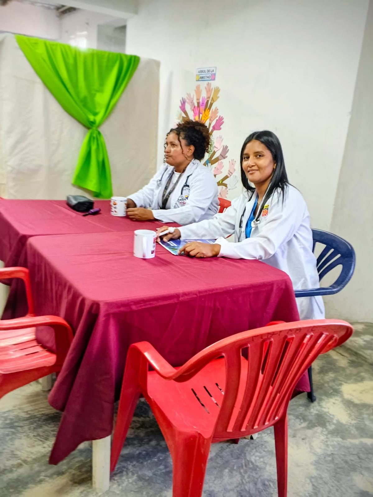 Equipo de salud voluntario atiende a la comunidad durante una jornada de la fundación.