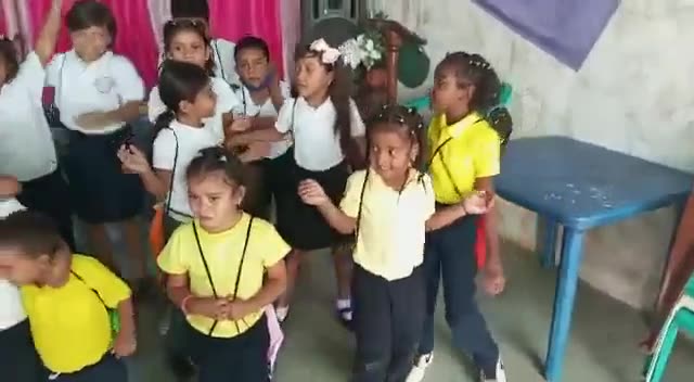Niños celebran y bailan durante una actividad de la fundación.