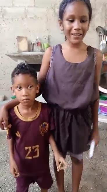 Niños de la comunidad acompañados por la fundación durante una visita.